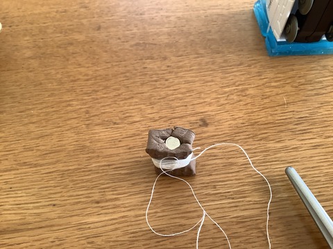 磁石を食い込ませる
