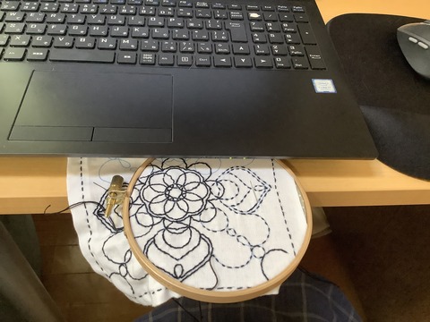 刺繍枠をノートパソコンで挟む