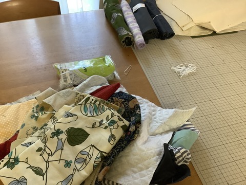 布を丸めてモビロンバンドでしばる