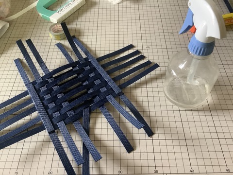 霧吹きで水をかける