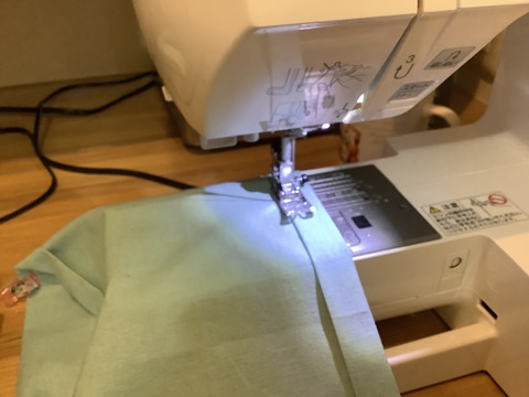 ゴム通し部分を縫う