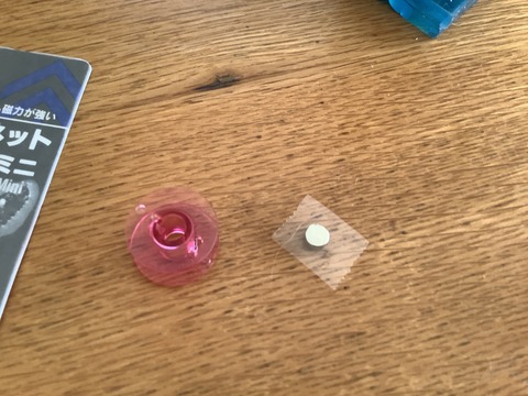 テープで磁石をつける