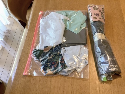 小さなハギレはジッパー袋に入れて丸める