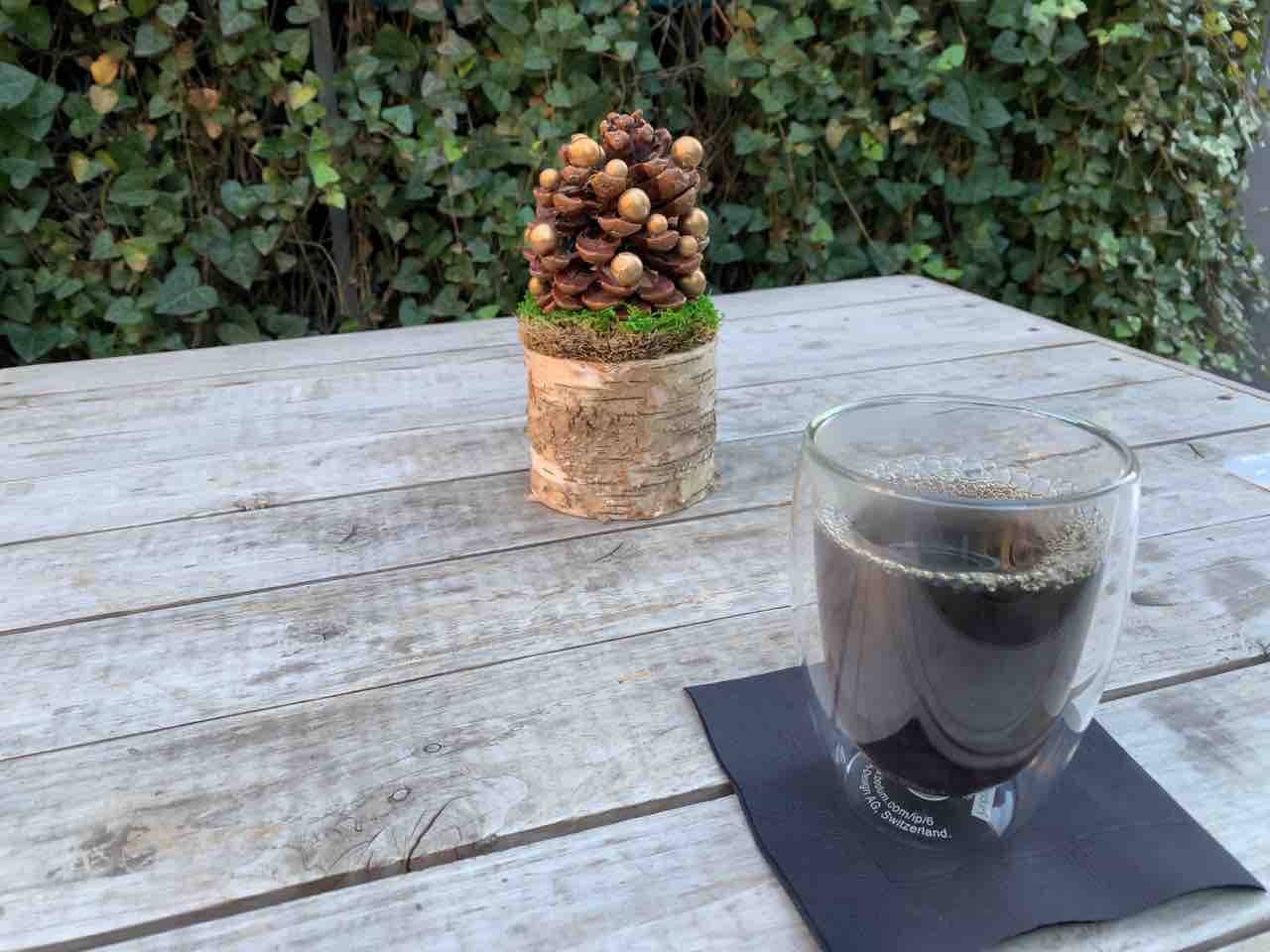 表参道の路地のガラス張りの花屋カフェ 都内っぷ