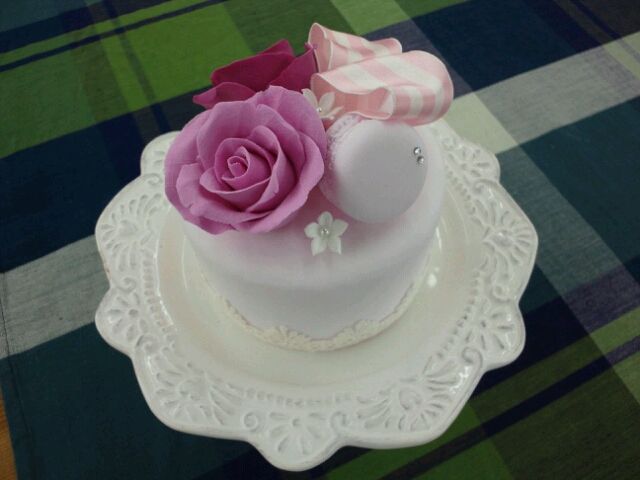 ほんのりピンクのバラのクレイケーキ 初♪バラとマカロンの