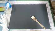 サンドブラスト作業中(ミラー裏)糊塗布