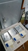サンドブラスト「作業中」ミラー台名入れ(彫り前養生)