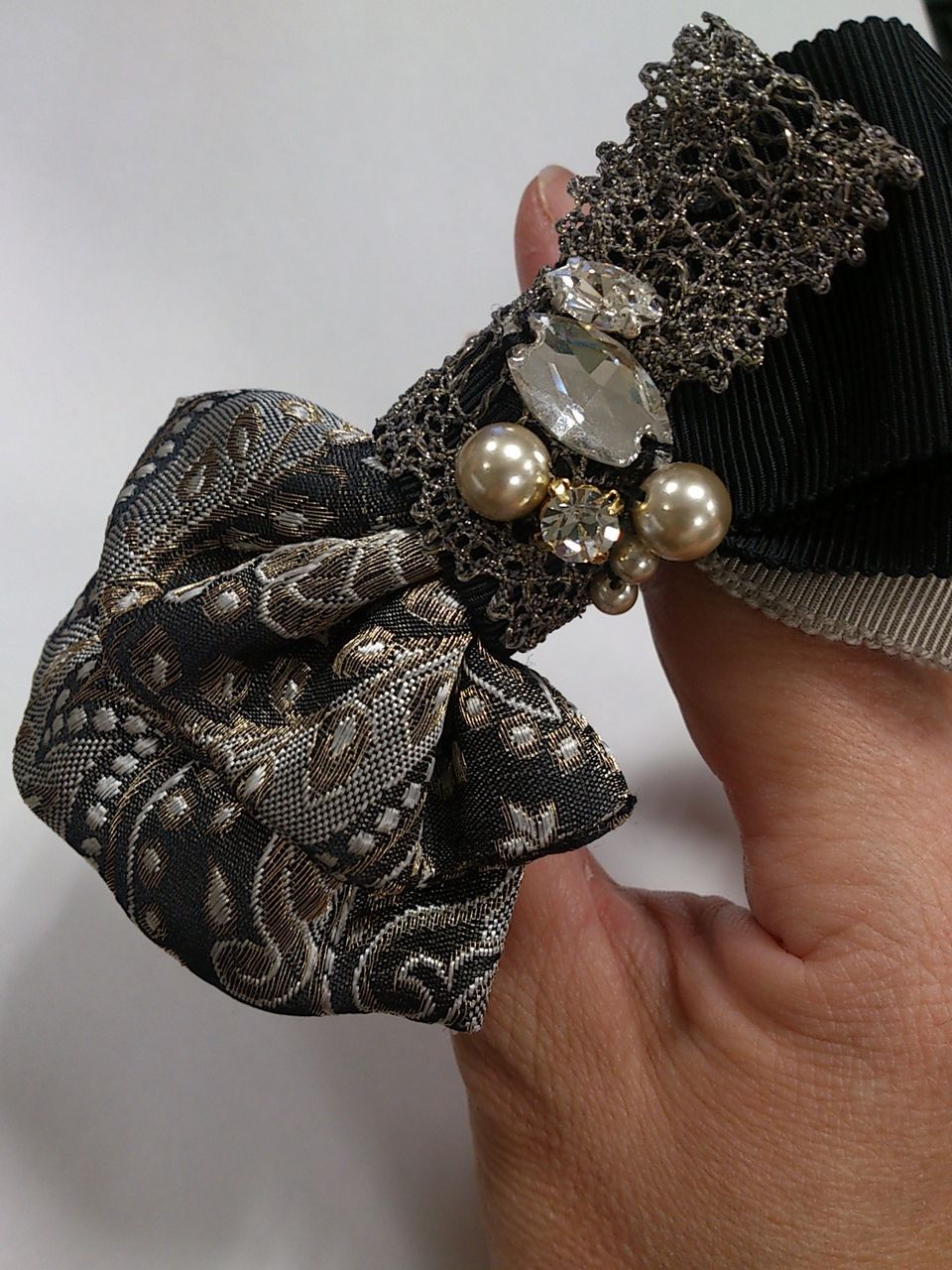 ヘアブローチのつけ方 アトリエうさこ 世界に一つのハンドメイドアクセサリーとコーディネイト