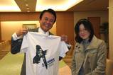 麻生太郎外務大臣にTシャツを渡す