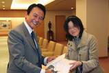 麻生太郎外務大臣に手紙を渡す
