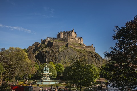 edinburgh-castle-4990684_1920