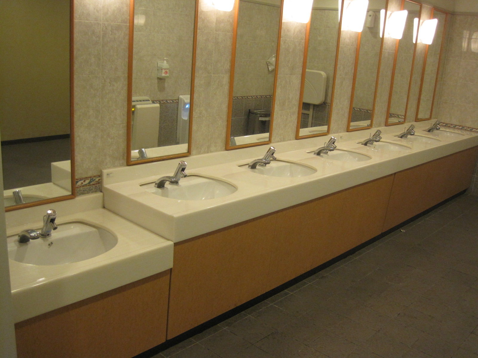 トイレ設備調査日記atosatu 千歳アウトレットモールレラ オレンジゲート付近のトイレ