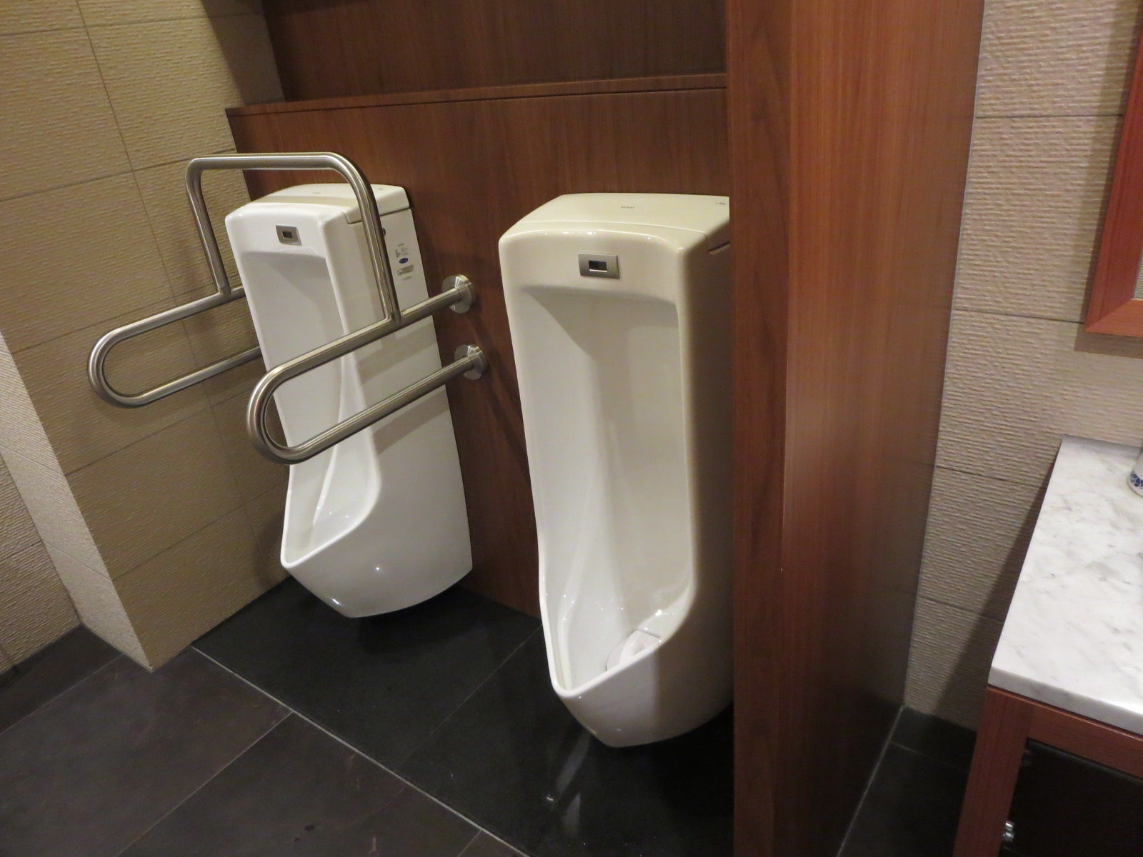 トイレ設備調査日記atosatu 三井ガーデンホテル札幌男性用トイレ。