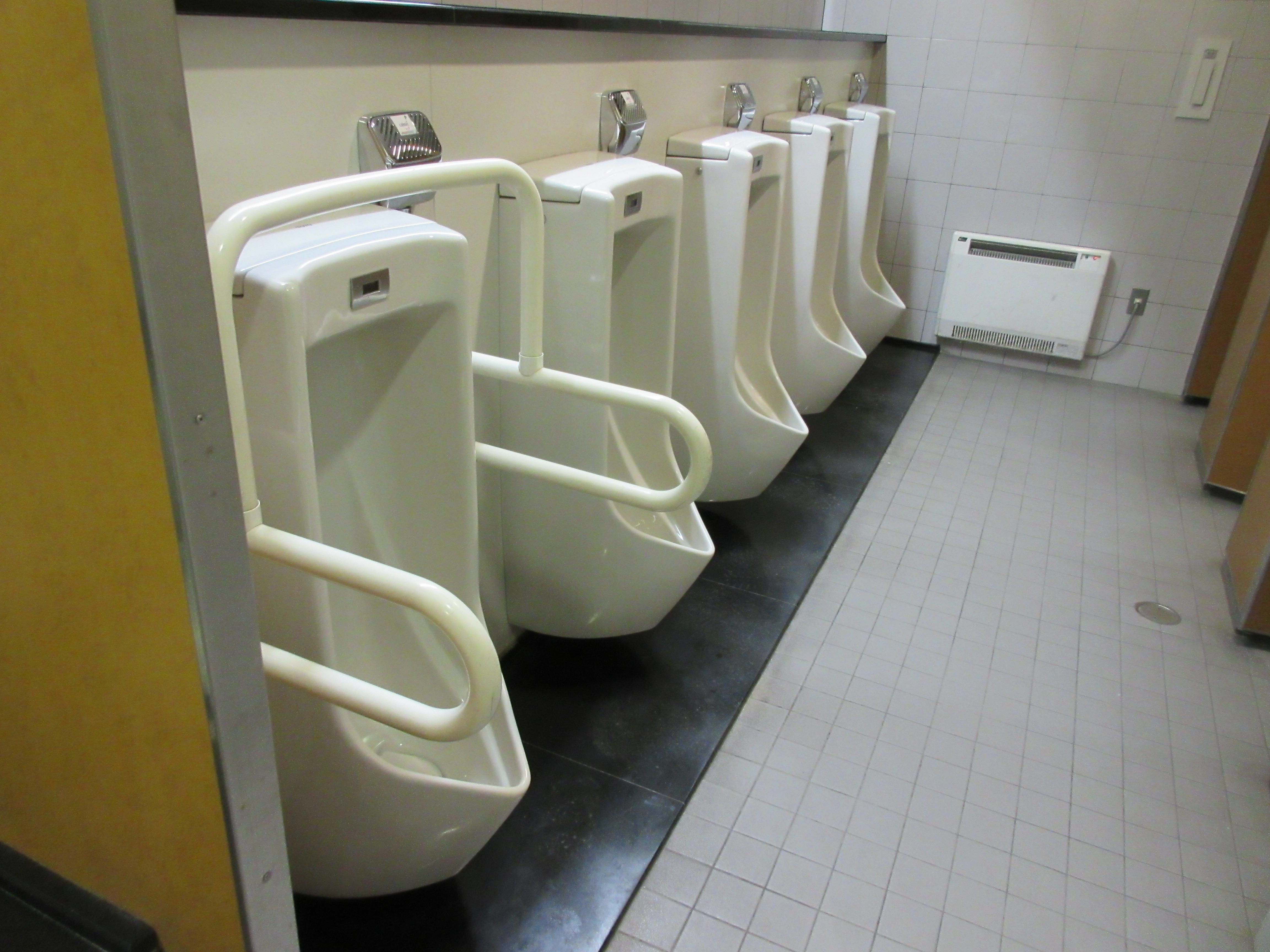 トイレ設備調査日記atosatu JR函館駅1階男性用トイレ。