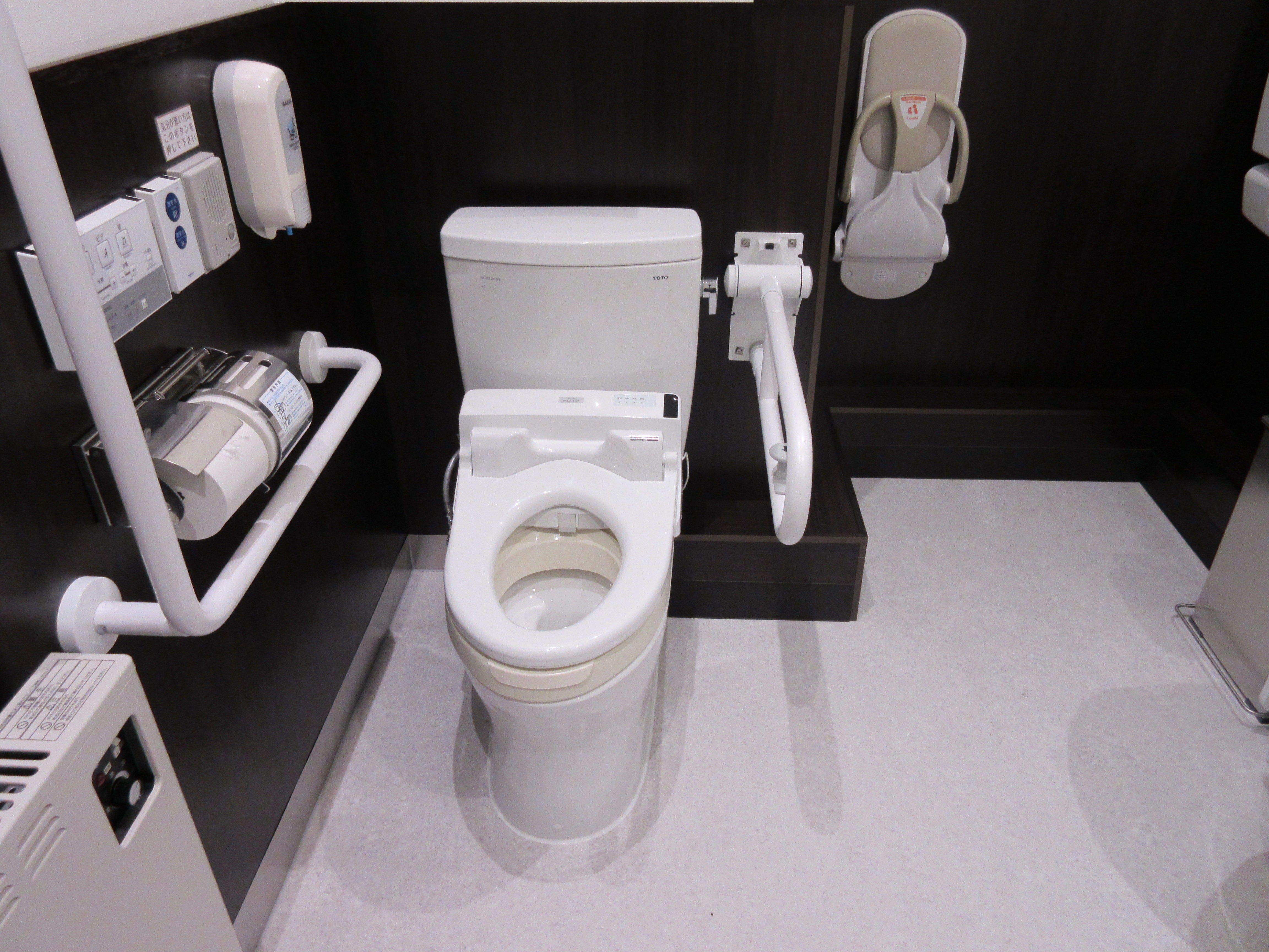トイレ設備調査日記atosatu コープさっぽろにしの店ユニバーサルトイレ改修後。