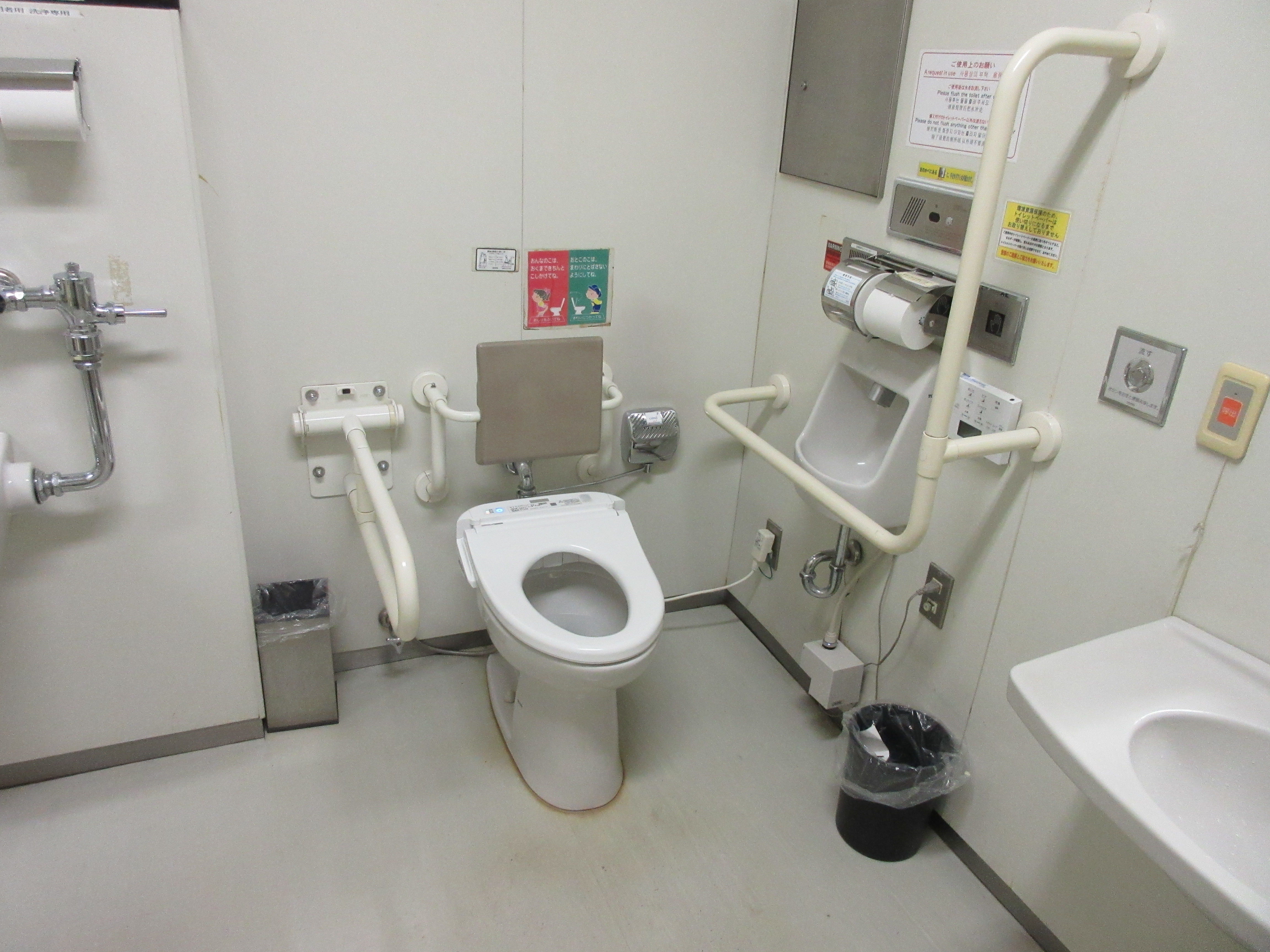 トイレ設備調査日記atosatu JR函館駅1階多機能トイレ。