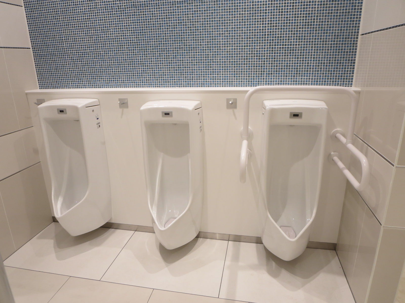トイレ設備調査日記atosatu 札幌ステラプレイス6階ステラダイニング街男性用トイレ改修後。