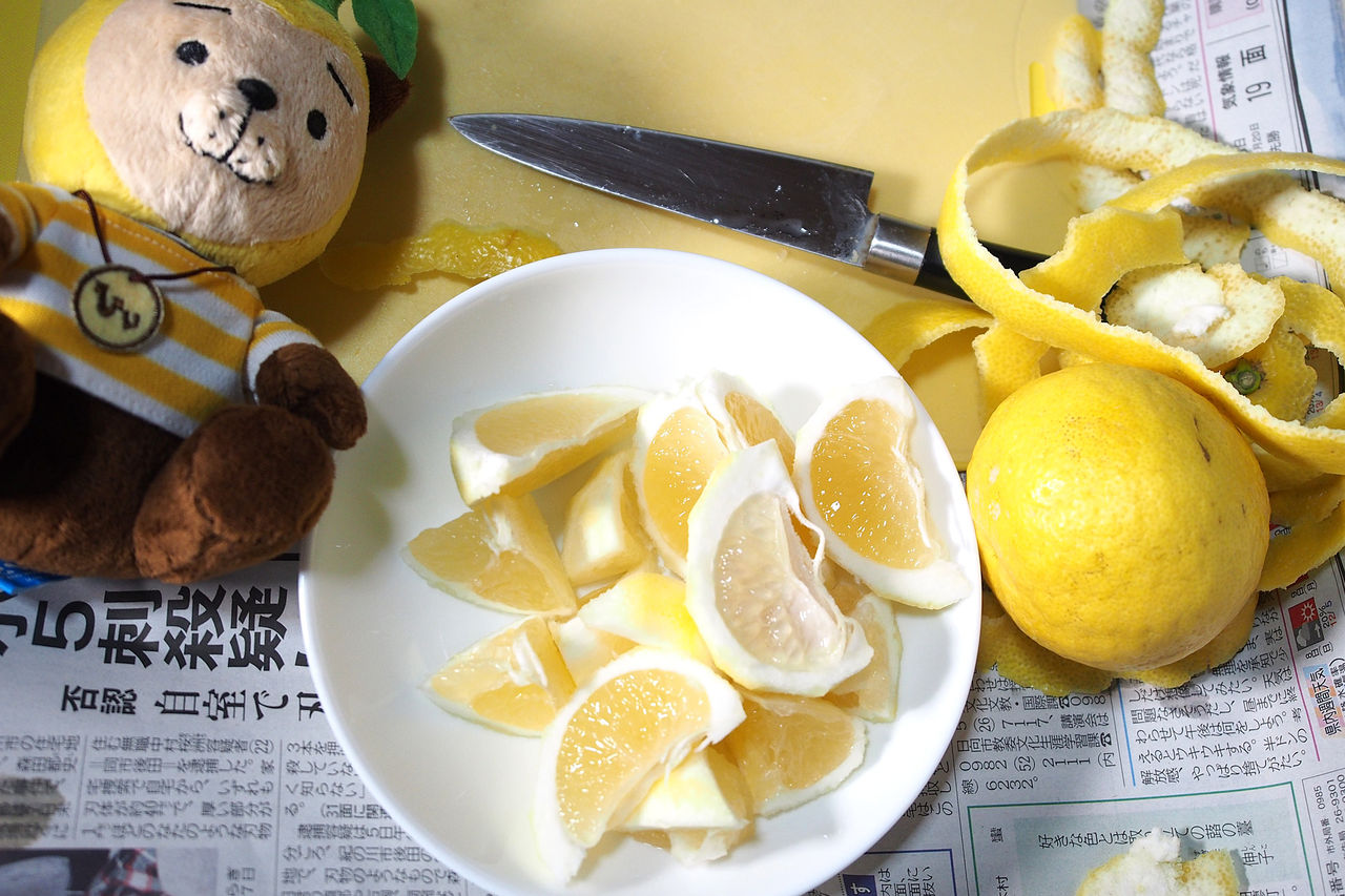 旬の日向夏 このフルーツは食べ方が特殊です 知ってましたか こうやって白皮も食べるんです てげてげ日和