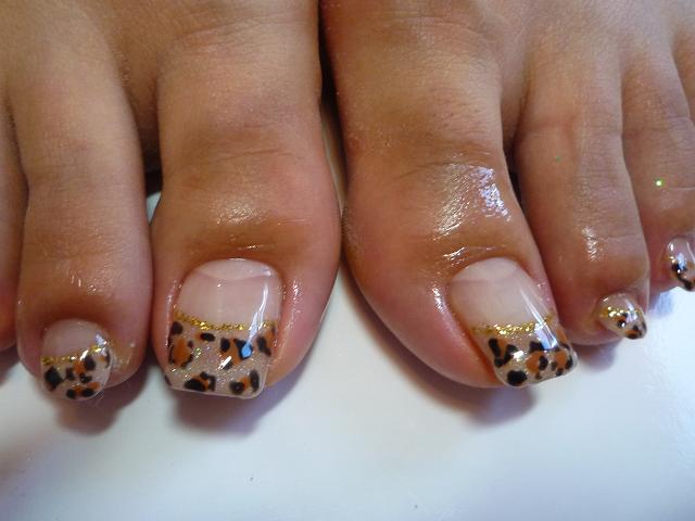 フットジェルネイル ヒョウ柄フレンチ 地爪にやさしいジェルネイルサロンです