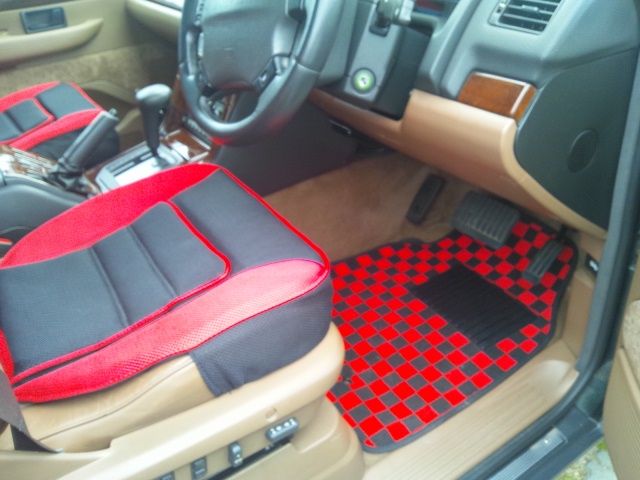 ベージュの内装に赤と黒 ランドローバーなhiace生活