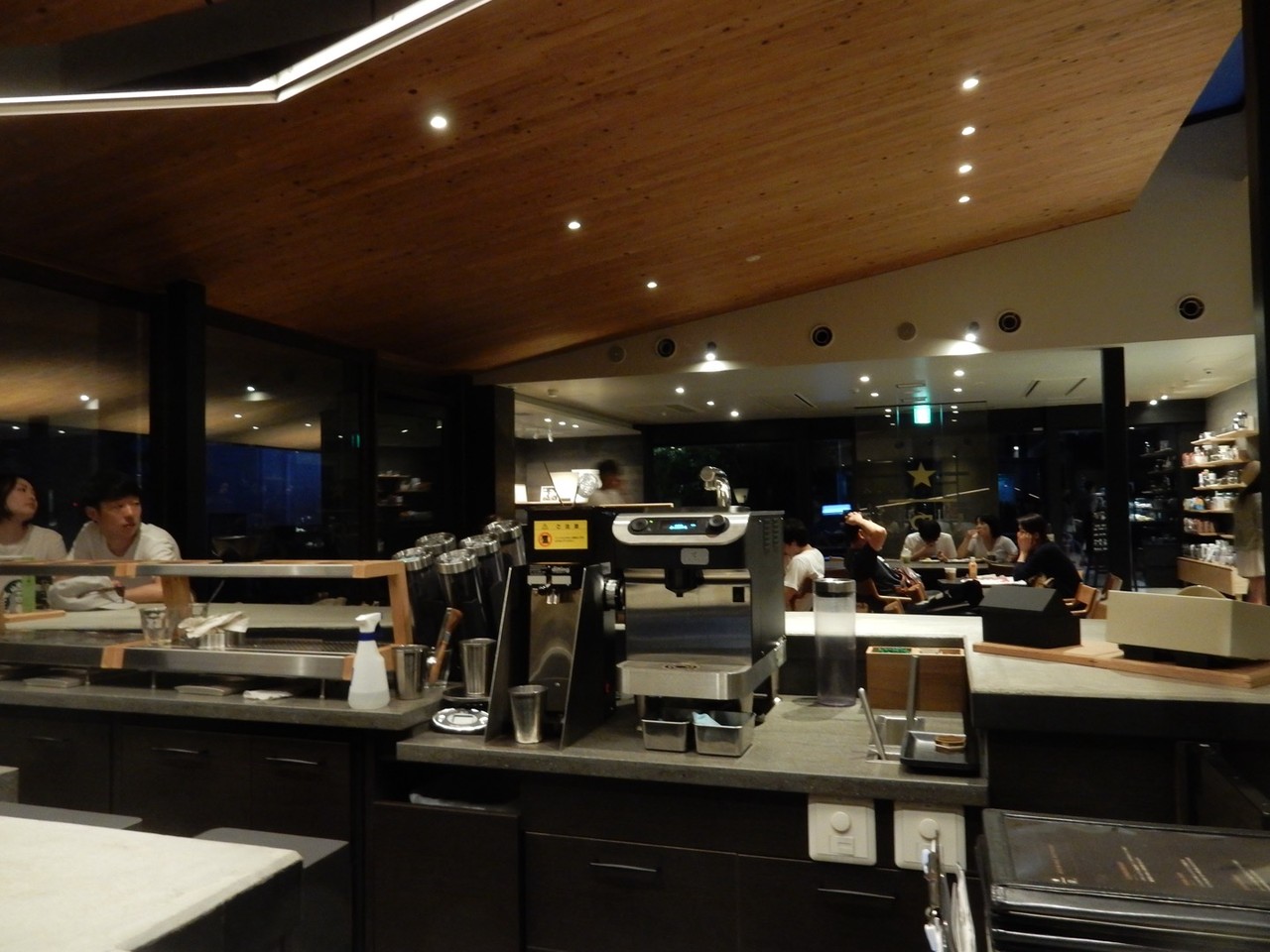 プール付き邸宅へ、スターバックス鎌倉御成町店 : 僕と彼氏の旅行記