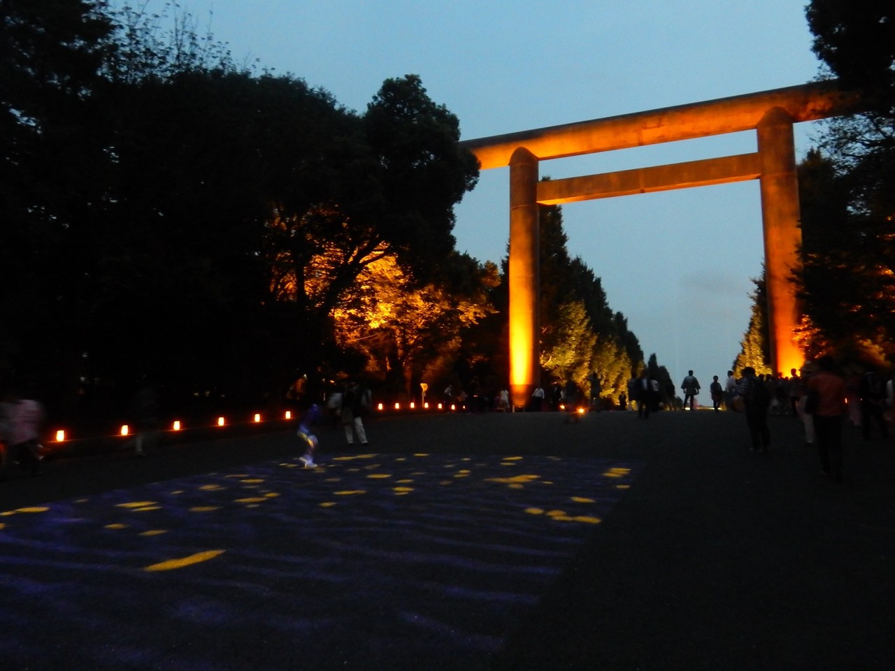 みらいとてらす 靖国神社の輝く夜 僕と彼氏の旅行記