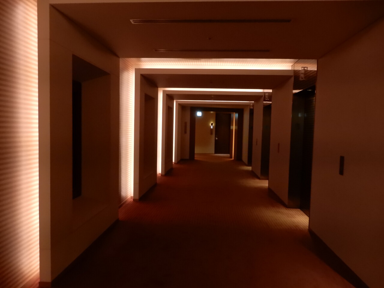 コロナ禍でのザ ペニンシュラ東京宿泊記 夕方のパブリックスペースとアペリティフ 僕と彼氏の旅行記 コロナ禍でのザ ペニンシュラ東京宿泊記 夕方のパブリックスペースとアペリティフ 僕と彼氏の旅行記