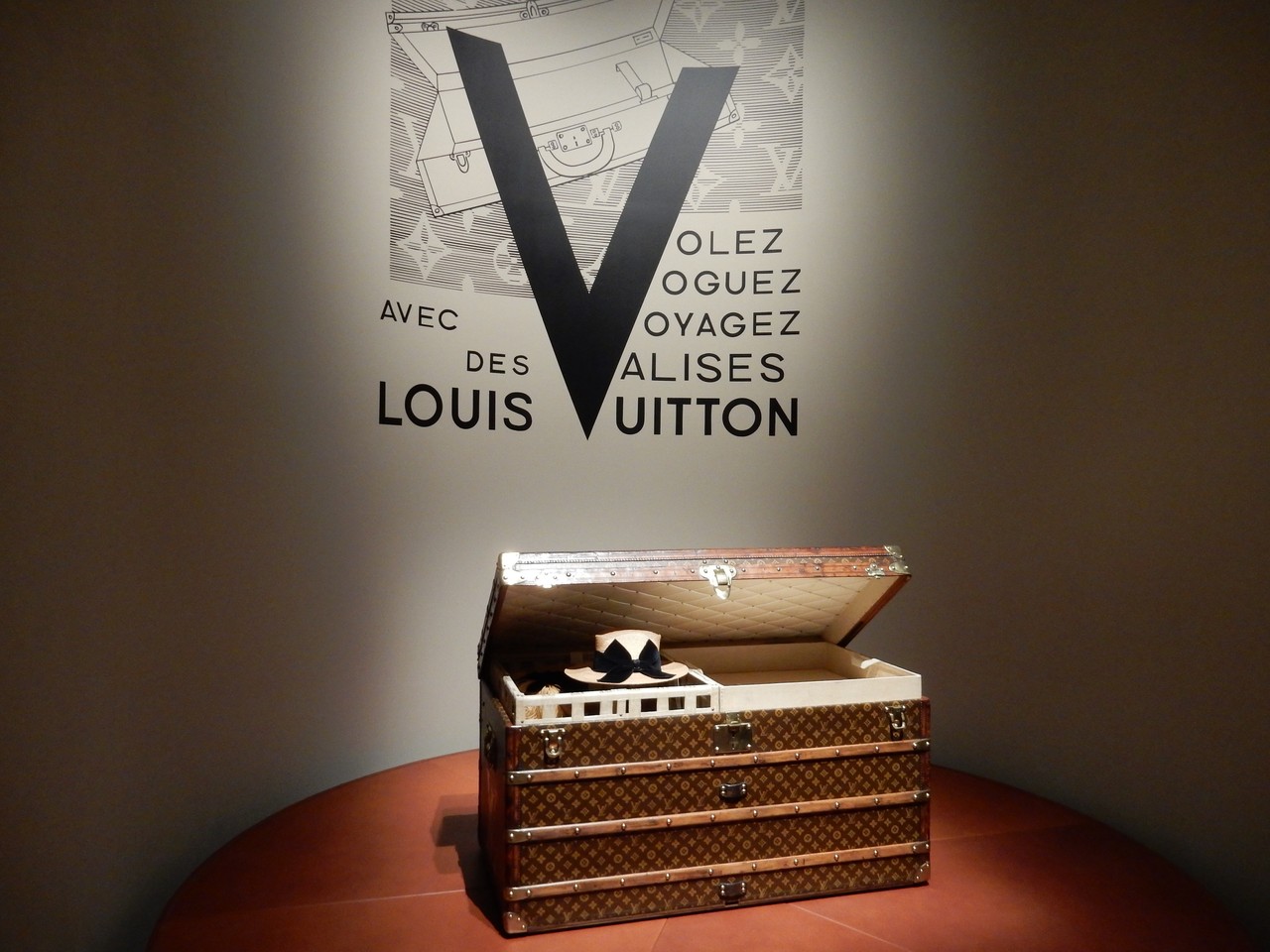 VOLEZ VOGUEZ VOYAGEZ ビトン展示会　ブローチ1個 Louis Vuitton (ルイ・ヴィトン) の壮大な軌跡を辿る回顧展