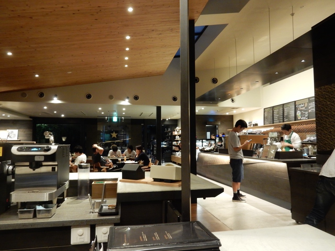 プール付き邸宅へ、スターバックス鎌倉御成町店 : 僕と彼氏の旅行記