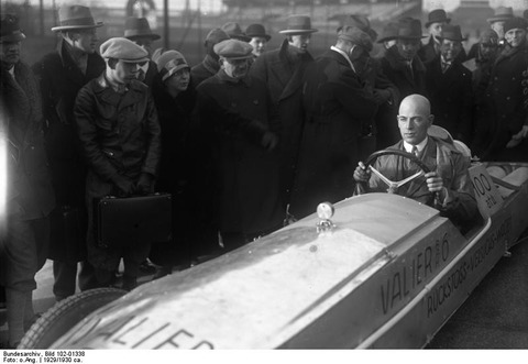Bundesarchiv_Bild_102-01338,_Max_Valier_im_Raketenauto