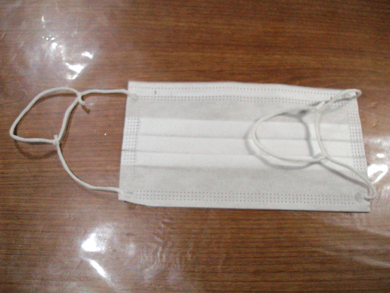 いちど使った使い捨てマスクから耳ゴムを外して耳が痛くならないゆったりマスクを作る あつ花blog