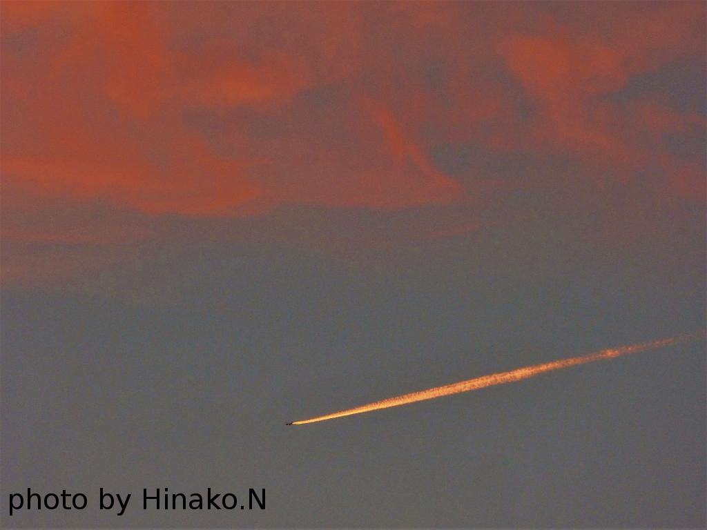 夕焼けと飛行機雲 写真集団 渥美の風