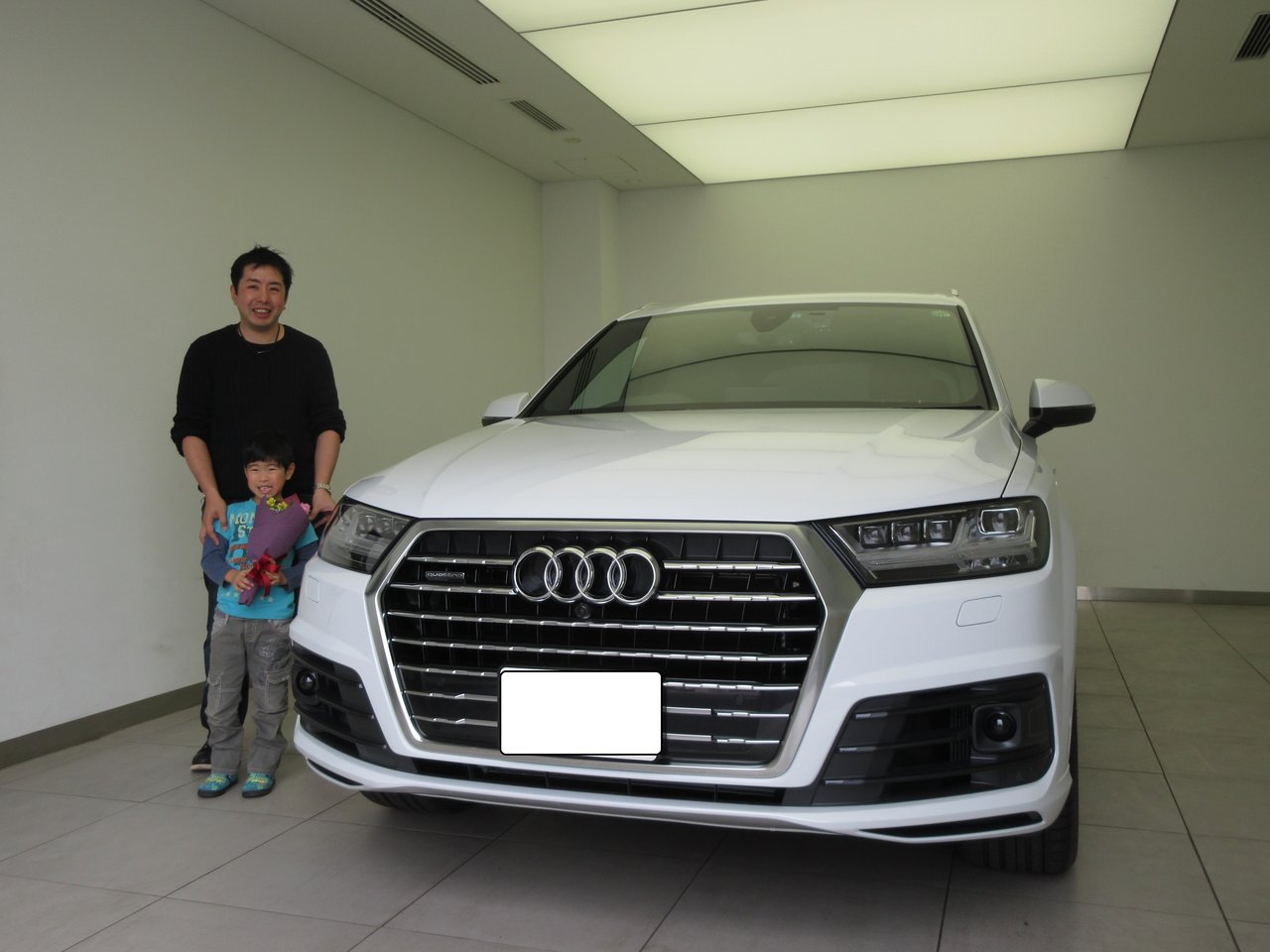 S様 アウディq7のご納車おめでとうございます アウディ西東京blog スタッフブログ