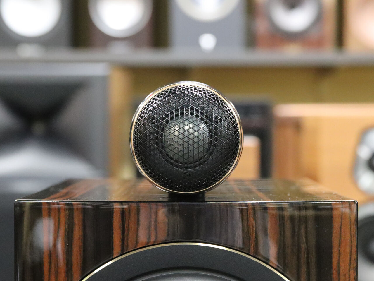 より高められた「高性能」!Bowers & Wilkins 705S3 Signatureが より高められた「高性能」!Bowers & Wilkins 705S3 Signatureが