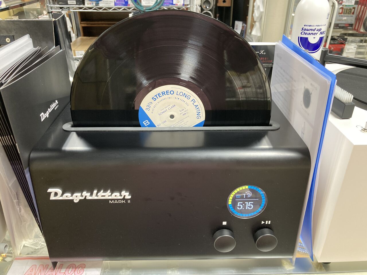 展示製品にはオーディオシステム、ジャンク JICO』『NAGAOKA』『中電』デモ機演奏中 : オーディオユニオン