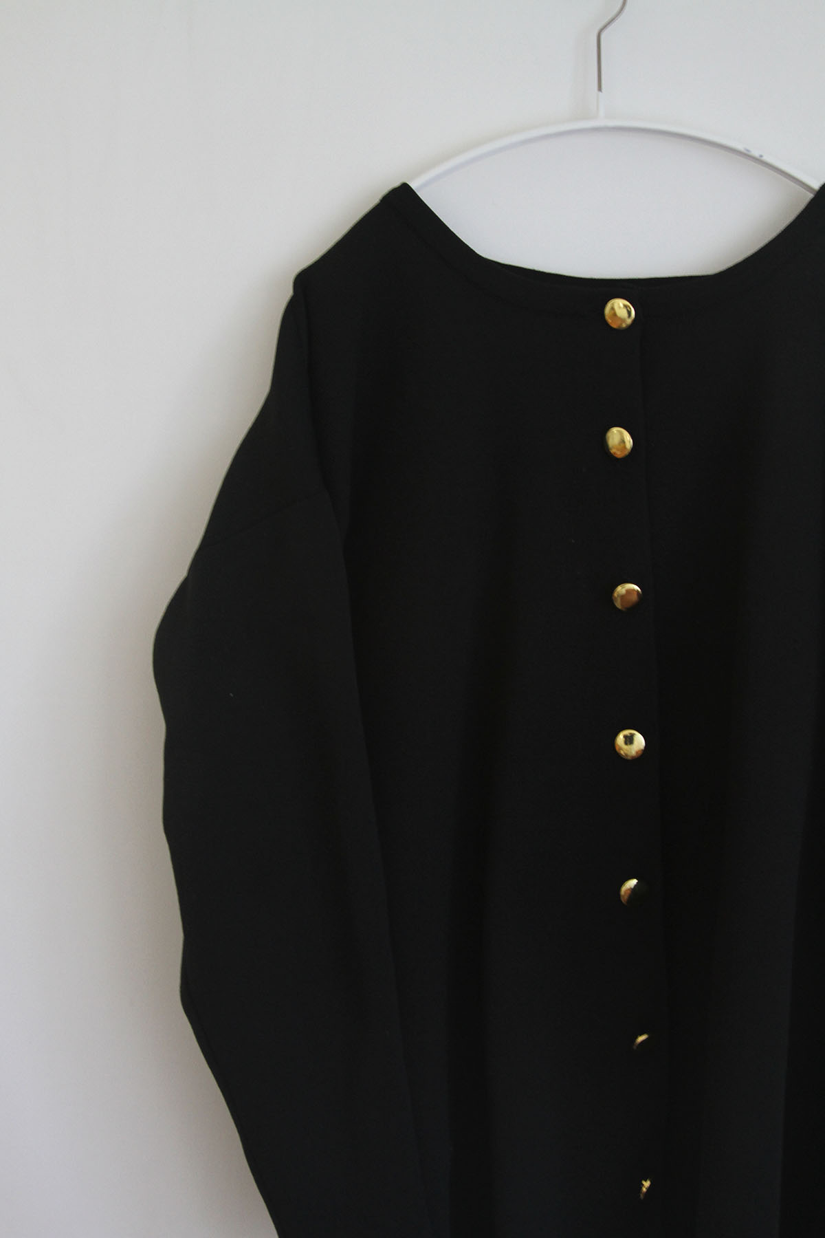 洋服リフォーム】カーディガンのボタンを「金」から「くるみボタン」に 