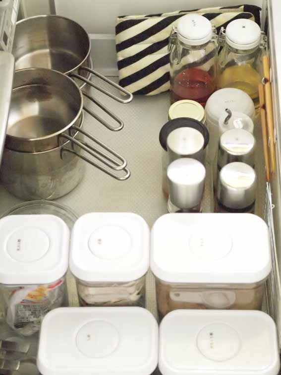 菜箸は 100均フックを使い引き出しの側面収納でとっても便利に キッチン吊戸棚に何入れてる Aula Powered By ライブドアブログ 菜箸は 100均フックを使い引き出しの側面収納でとっても便利に キッチン吊戸棚に何入れてる Aula Powered By ライブドアブログ