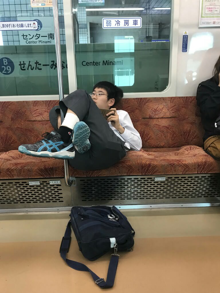 ナランチャみたいな姿勢で電車のシートに座る高校生が晒されてしまう まろめる ナランチャみたいな姿勢で電車のシートに座る高校生が晒されてしまう まろめる