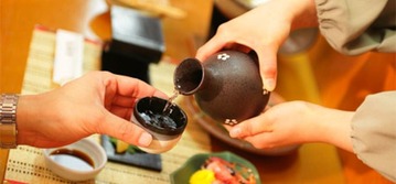 pouring-sake-japan