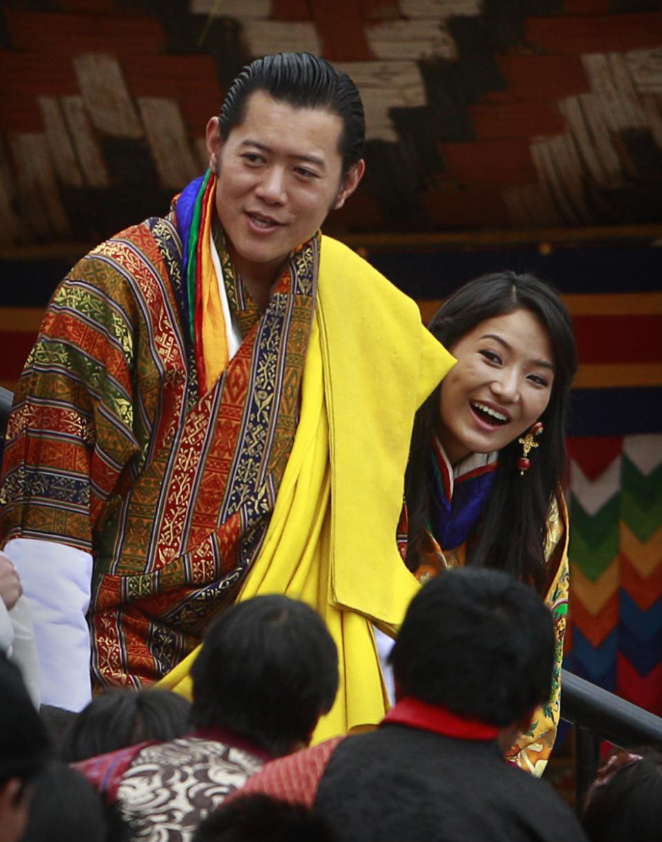 海外の反応 ブータン王室は例外 ブータン国王夫妻に 第１子 王位継承者 誕生 世界中から お祝いの言葉 海外の反応 あうとばーん