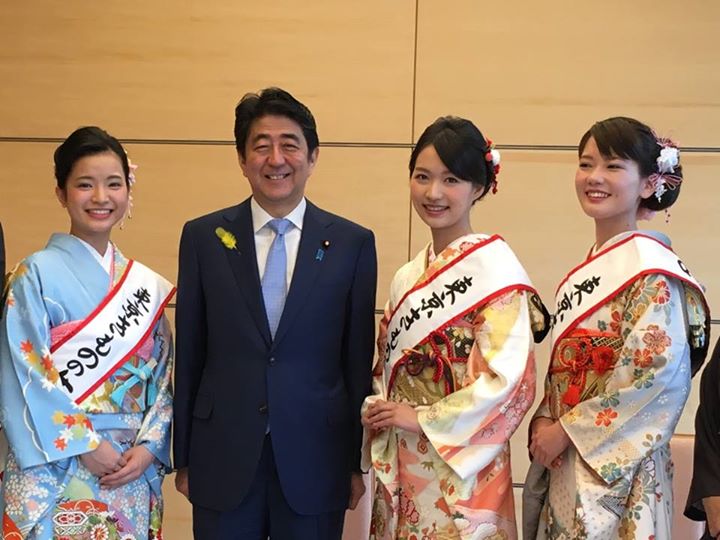 海外の反応 安倍さん ラッキーだな 総理官邸に表敬訪問した きものの女王 の美しさに 外国人うっとり 海外の反応 あうとばーん