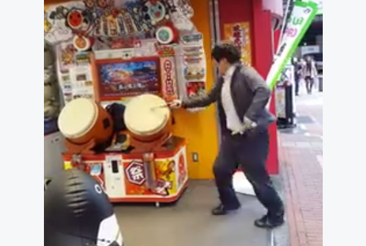 海外の反応 日本で この男と戦いたい 人気音楽ゲーム 太鼓の達人 の神プレイ動画に 驚愕 海外の反応 あうとばーん 海外の反応 日本で この男と戦いたい 人気音楽ゲーム 太鼓の達人 の神プレイ動画に 驚愕 海外の反応 あうとばーん