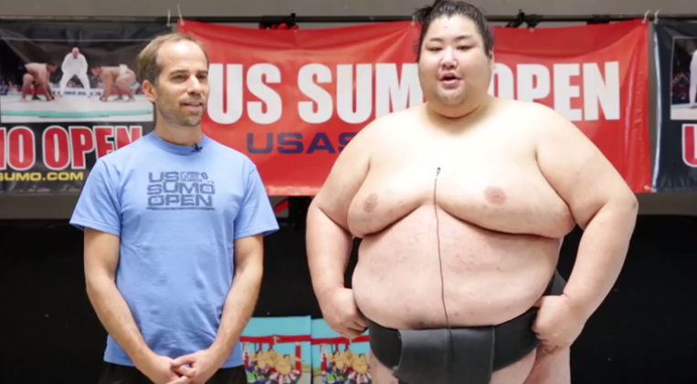 海外の反応 日本で最重量級の力士 山本山 と 素人外国人が戦ってみた結果 海外の反応 あうとばーん