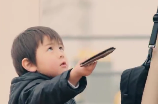 海外の反応 これが日本の素晴らしさ 他人が落とした 財布 を見つけた時の 子供たちの行動に 外国人感涙 海外の反応 あうとばーん