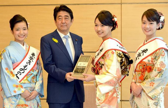 海外の反応 安倍さん ラッキーだな 総理官邸に表敬訪問した きものの女王 の美しさに 外国人うっとり 海外の反応 あうとばーん 海外の反応 安倍さん ラッキーだな 総理官邸に表敬訪問した きものの女王 の美しさに 外国人うっとり 海外の反応 あうとばーん