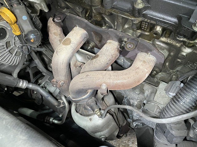 滋賀オートライフハノ 日産「E52エルグランド」(2.5L)のエキマニ(触媒