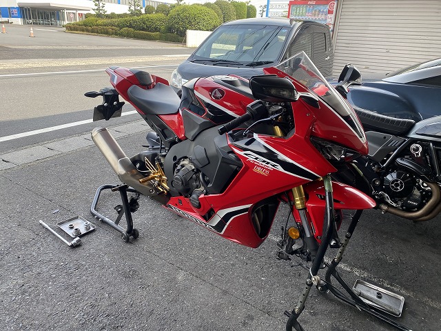 滋賀オートライフハノ ホンダ「CBR1000RR」(SC77)の持込タイヤ交換