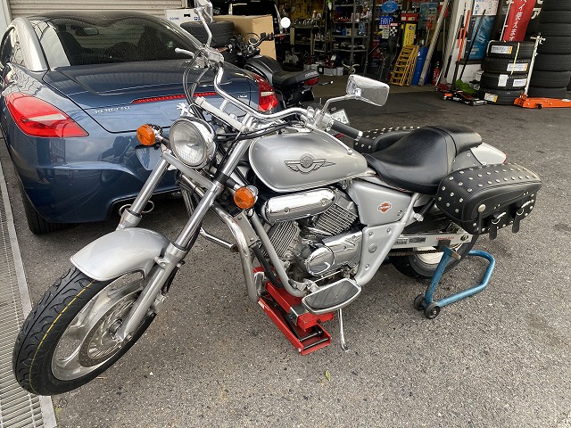 滋賀オートライフハノ ホンダ「マグナ250」の持込タイヤ交換(前後