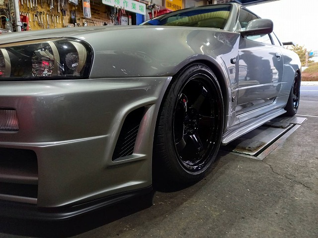 滋賀 スカイラインGT-R(BNR34)にNISMO「GT4」アルミ装着