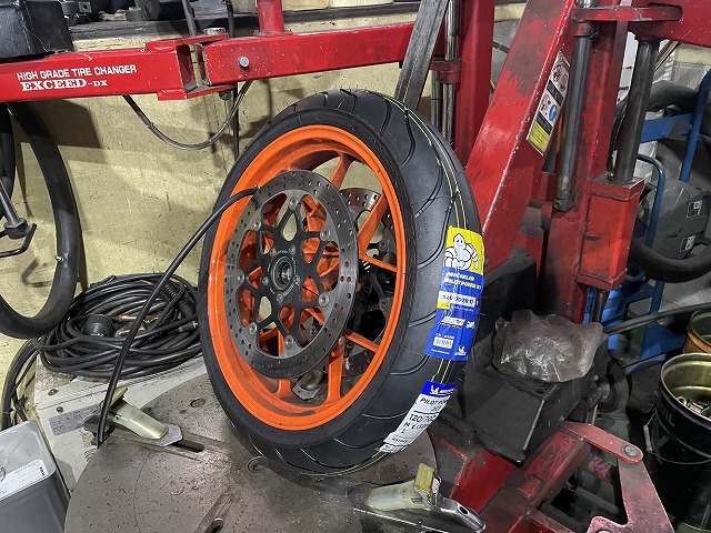 滋賀オートライフハノ バイクのKTM「ジューク890」の持込タイヤ 滋賀オートライフハノ バイクのKTM「ジューク890」の持込タイヤ